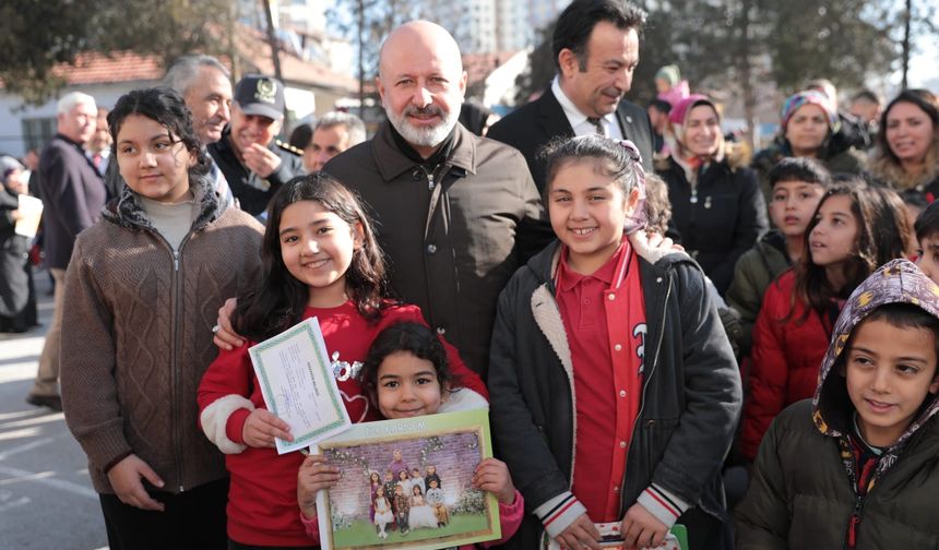 Ahmet Çolakbayrakdar karne alan çocukları tebrik etti