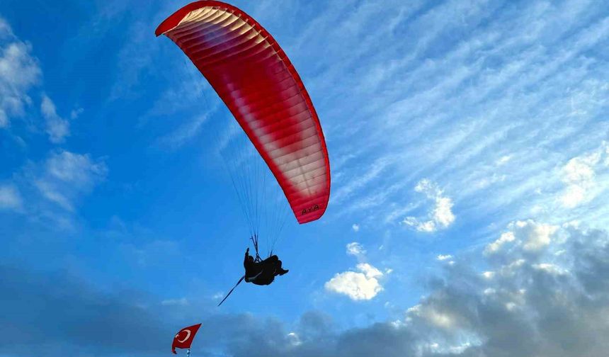 Sivas Gençlik Haftası'nda Yamaç Paraşütçüleri Türk Bayrağıyla Gökyüzünde