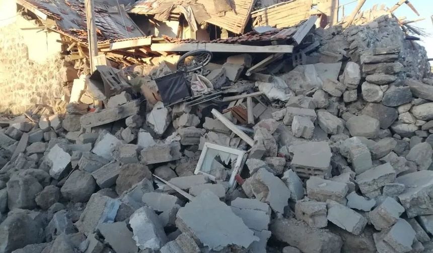 Kayseri'de Çöken Ev ve Ahırda 37 Hayvan Telef Oldu