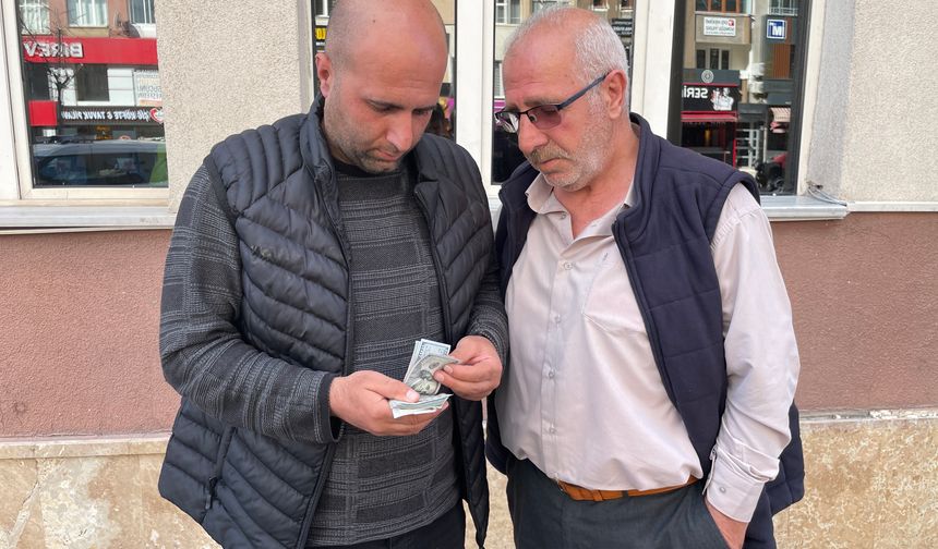 Buldukları 6 Bin 250 Dolar ve 400 Euroyu Polise Teslim Etti