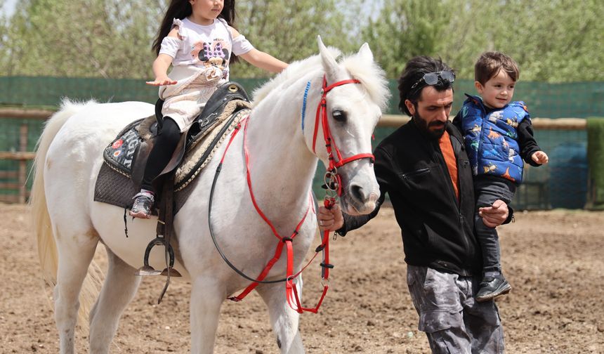 Tarihi Diziler Kadınları At Sırtına Taşıdı