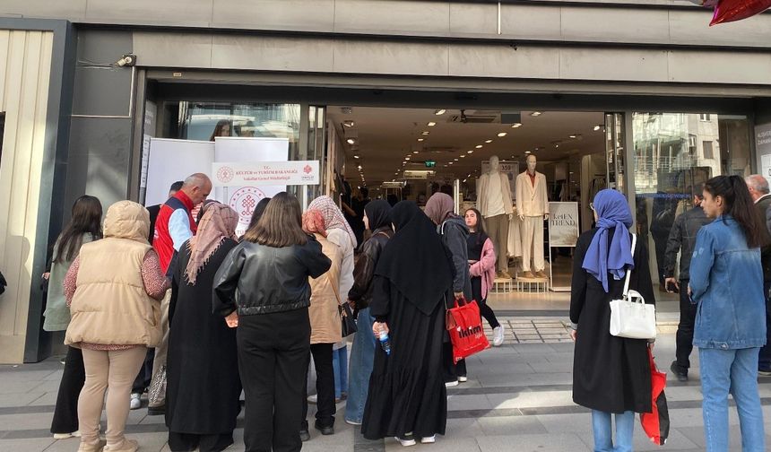 Sivas’ta 608 Çocuğa Bayramlık Giyim Kartı Hediye Edildi