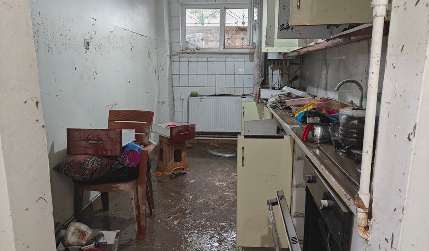 Kayseri'de Sağanak Yağışta Evini Su Bastı