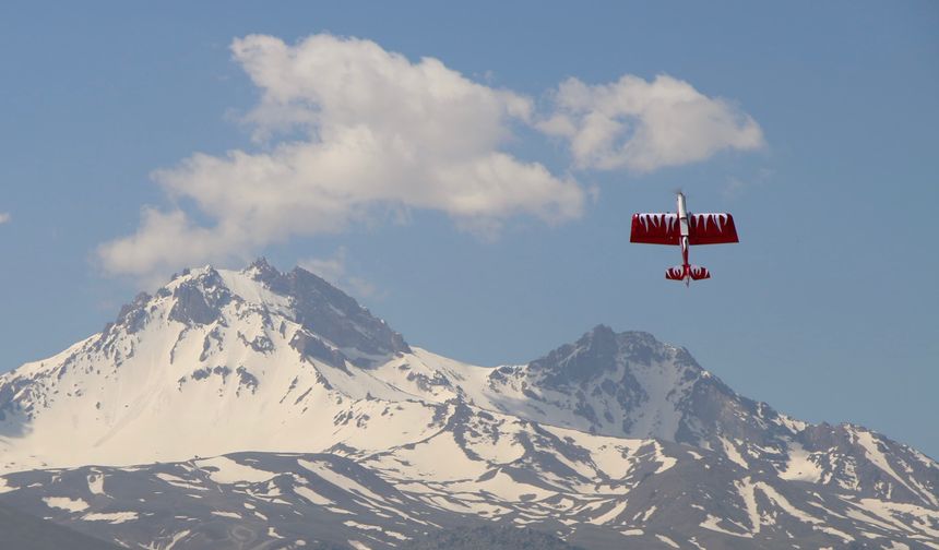 Gökyüzünde Kıyasıya Rekabet: Öğrenciler Sabit Kanat Uçaklarla Yarıştı