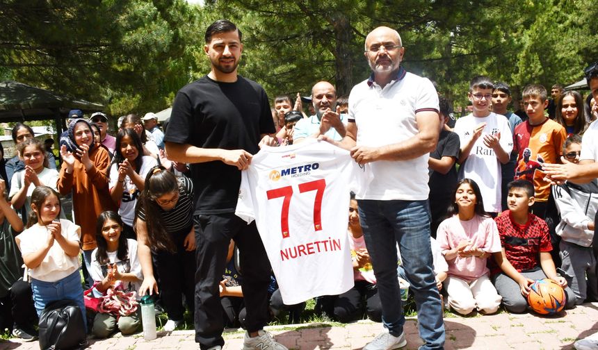 Nurettin Korkmaz Öğrencilerle Buluştu, Kayserispor Forması Hediye Etti