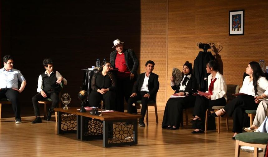 Melikgazi Belediyesi, “12 Jüri” Tiyatro Oyununu Ücretsiz Seyirciyle Buluşturdu