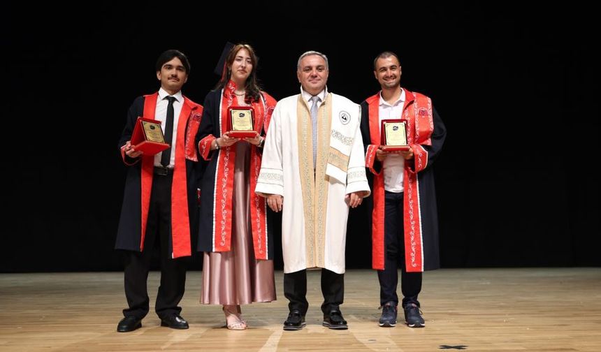 ERÜ Edebiyat Fakültesi’nde Mezuniyet Coşkusu