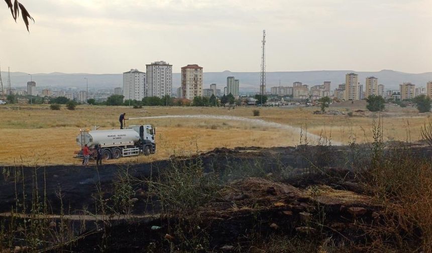 Melikgazi’de Ot Yangını Büyümeden Söndürüldü