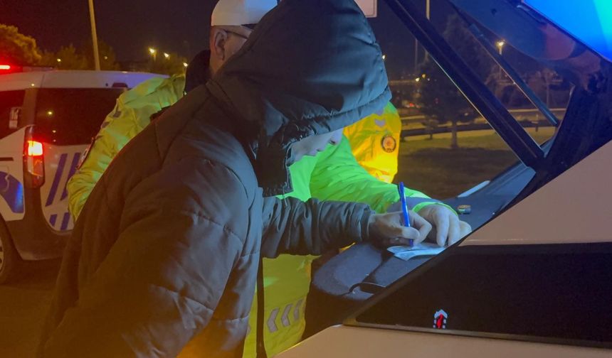 Seyir halindeyken uyuyan sürücü, kaza sonrası da uyumaya devam etti